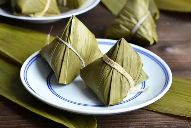 With wine and calamus, green rice dumplings are full of meaning
